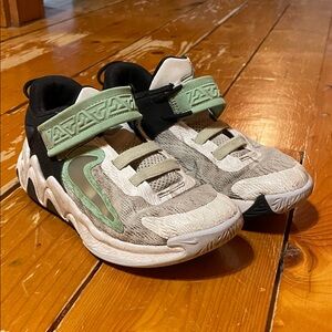 Stylish Kids Nike 3/4 sneakers with Green and Black Accents